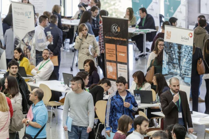 Alumnos de la Universidad de Burgos se interesaron por las ofertas de las empresas en el Foro de Empleo celebrado en el Fórum.