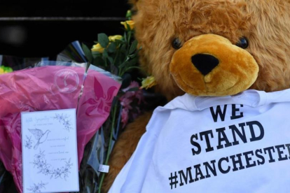 Recuerdos cerca del Manchester Arena.-AFP / BEN STANSALL