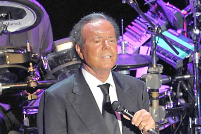 Julio Iglesias tomará el relevo de otras leyendas como el Dúo Dinámico o Raphael.-El Mundo