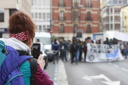 Una peregrina fotografía la manifestación de estudiantes.-RAÚL G. OCHOA