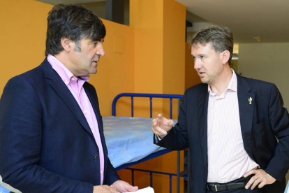 El concejal Fernando Gómez y el alcalde Javier Lacalle en una visita al albergue de peregrinos.-BORJA BENITO
