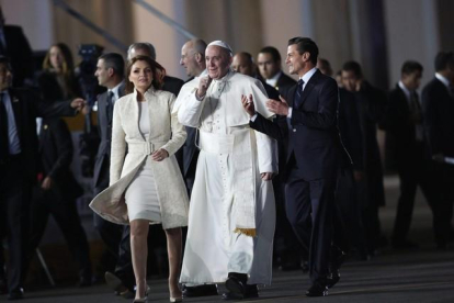 El Papa Francisco, a su llegada al aeropuerto internacional de México recibido por el presidente Enrique Peña Nieto.-EFE / ALESSANDRO DI MEO