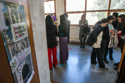 El Instituto Cardenal López de Mendoza vuelve a acoger de manera presencial el congreso de jóvenes investigadores Iminjo. Reúne a 64 estudiantes y profesores de 14 centros educativos del país donde se cursa Bachillerato Internacional. TOMÁS ALONSO