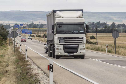 Un camión y varios vehículos discurren por uno de los tramos construidos de la A-73 en la provincia de Burgos.-SANTI OTERO