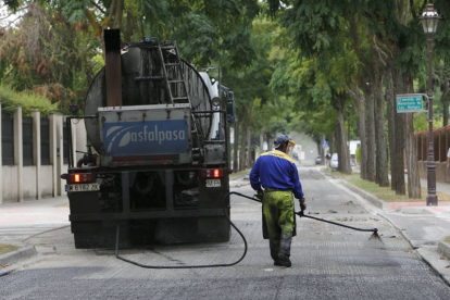 Imagen de archivo de las tareas de asfaltado del pasado año, en este caso en la zona de La Castellana.-RAÚL G. OCHOA