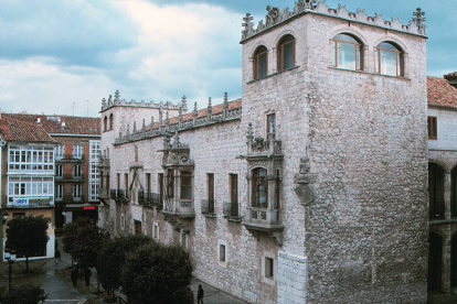 Sede central de CaixaBank en Burgos, ubicada en la Casa del Cordón.-ISRAEL L. MURILLO