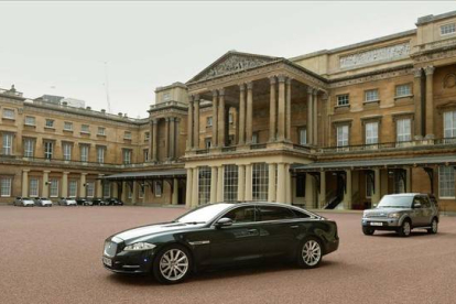 Cameron sale del palacio de Buickingham tras reunirse con la reina, este lunes.-Foto:   REUTERS / ANTHONY DEVLIN