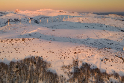 Espectaculares imágenes de una gran nevada en esta instalación renovable burgalesa de Iberdrola