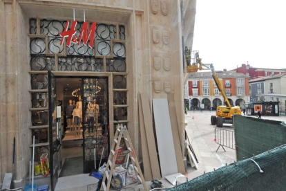 Entrada de la tienda que H&M inaugura mañana.-ISRAEL L. MURILLO
