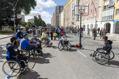 La avenida Reyes Católicos acogió este fin de semana diversas actividades para todas las edades. SANTI OTERO