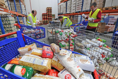 Voluntarios en el Banco de Alimentos de Burgos.-ISRAEL L. MURILLO