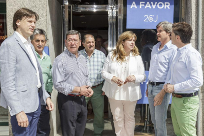 Candidatos del PP, junto aCésar Rico y el número uno al congreso Jaime Mateu.-ISRAEL L. MURILLO