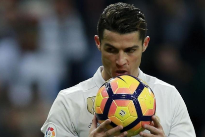 Cristiano Ronaldo se prepara para lanzar un penalti.-GETTY / GONZALO ARROYO MORENO