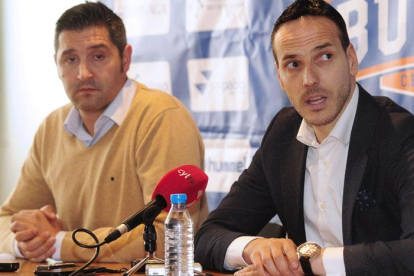 Albano Martínez -director deportivo y gerente- y Félix Sancho -presidente del SanPablo Burgos-, con rostro serio durante su comparecencia de ayer en las oficinas del club, ayer.-ISRAEL L. MURILLO