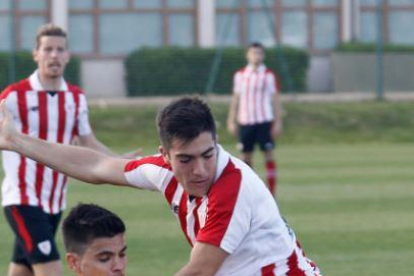 Javi Cantero, que volvió a ser titular en Lezama, a garra a un jugador del Athletic B.-MIREYA LÓPEZ