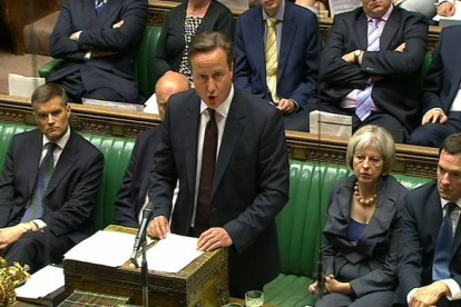 El primer ministro británico, David Cameron, hablando en el parlamento este lunes.-Foto: AP