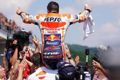 <em>Marc Márquez (Honda) celebra la victoria, en Alemania, con todo su equipo.