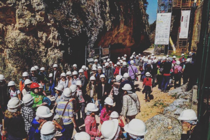 Concentración de grupos de turistas ayer en la Trinchera del Ferrocarril de los yacimientos.-D.CANALES (SACE-F.Atapuerca)