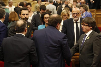 Torrent, a la izquierda, el 27 de octubre, cuando aún era un actor secundario de la política catalana.-/ JULIO CARBÓ