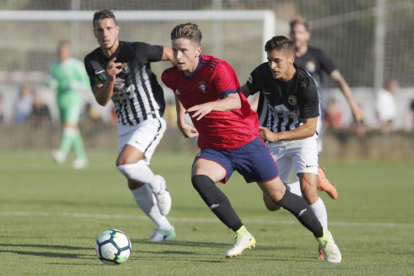 Un lance del encuentro disputado entre Osasuna y Burgos CF en Olite-Jesús Garzaron / Diario de Navarra