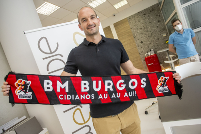 Mijuskovic posa con la bufanda del BM Burgos en las instalaciones de Archicerámica. SANTI OTERO