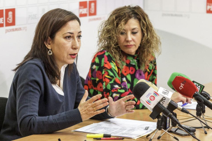 La concejal Mar Arnaiz y la procuradora Virginia Jiménez presentaron ayer la propuesta a las Cortes.-SANTI OTERO