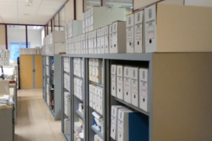 Imagen de una de las secciones municipales donde se acumulan cajas de documentación.-ECB