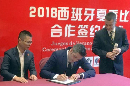 Albano Martínez, director deportivo delSanPablo, firma en China el acuerdo de colaboración.-SAN PABLO BURGOS
