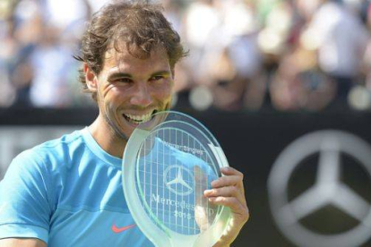 Rafael Nadal, con el trofeo que lo acredita como ganador del torneo sobre hierba de Stuttgart.-Foto: AFP / THOMAS KIENZLE