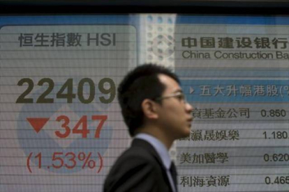 Panel con la caída de la bolsa de Hong Kong.-AGENCIAS