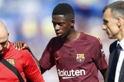 Dembéle abandona lesionado el campo del Getafe.-AP
