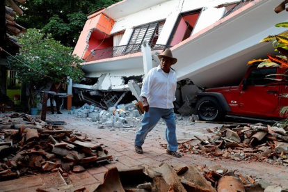 Un hombre camina junto a una vivienda destruida ayer en el municipio de Juchitán, Oaxaca (México), uno de los lugares más afectados por el terremoto de magnitud 8,2 en la escala de Richter.-EFE