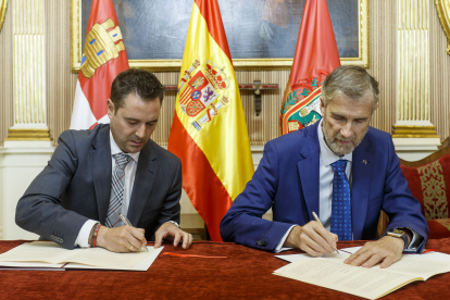 El alcalde de Burgos y el rector de la UBU firman el acuerdo para desbloquear la cesión de parcelas de 100.000 metros en la Milanera a la Universidad. SANTI OTERO