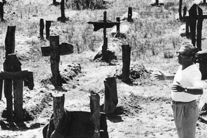 El director de cine Sergio Leone en el burgalés cementerio de Sad Hill.-ECB