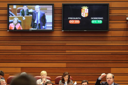 El presidente de la Junta, Juan Vicente Herrera, se dirige al portavoz socialista Luis Tudanca en el Pleno de las Cortes-ICAL