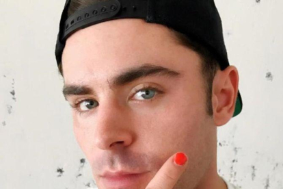 Zac Efron se pinta las uñas contra la violencia infantil.-INSTAGRAM
