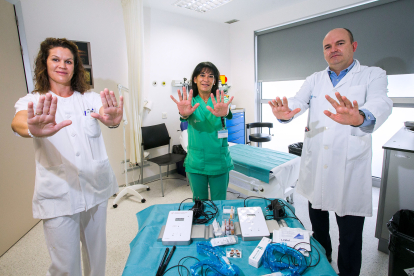 Soraya Hernaiz, Marta Marañón, enfermeras, y Miguel Estefanía, jefe del servicio de Cirugía Plástica del HUBU. TOMÁS ALONSO