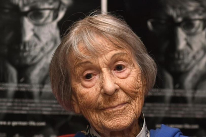 Brunhilde Pomsel, ante un póster de la película documental 'Una vida alemana', en Múnich, el 29 de junio del 2016.-AFP / CHRISTOF STACHE