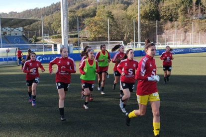 Las jugadoras del Burgos CF Femenino saltan al campo en Zubieta. @FemeninoBCF
