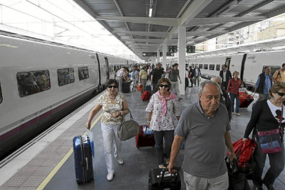 Varios vallisoletanos se disponen a coger el AVE en la estación de Campo Grande, en una fotografía de archivo.-EL MUNDO
