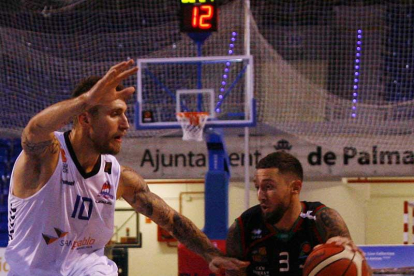 Javi Vega frena la penetración de Mockford en un lance del partido de ayer.-BAHÍA SAN AGUSTÍN