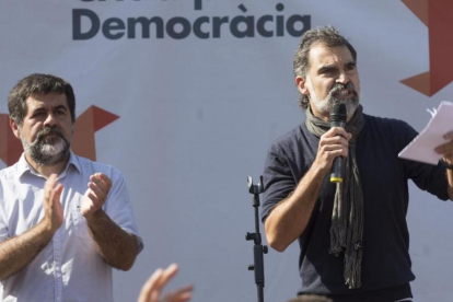 Jordi Sànchez y Jordi Cuixart, en una concentración el paasdo 24 de septiembre en Barcelona.-/ ALBERT BERTRAN