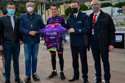 Los representantes del Burgos BH muestran el nuevo maillot en compañía de las autoridades ciclistas internacionales. BURGOS BH