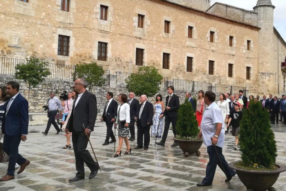 La localidad ribereña acogió nuevamente a representantes de todas las administraciones, a quienes acompañaron miembros del equipo municipal y vecinos.-ECB