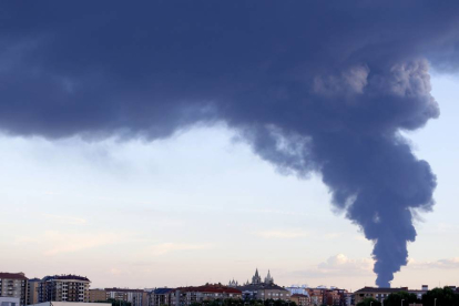 Columna de humo del incendio en la Planta de Reciclaje de Neumáticos de Ardoncino (León), vista desde la capital-Ical