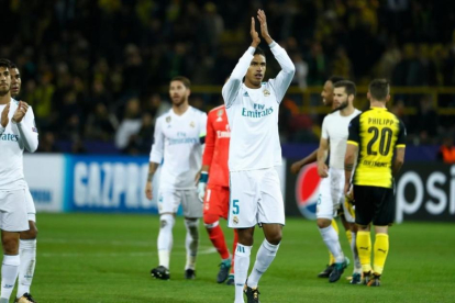 Raphael Varane aplaude tras la victotira del Madrid ante el Dortmund.-AFP/ ODD ANDERSEN