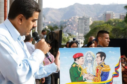 Maduro participa en un acto conmemorativo por los fallecidos durante las protestas del 11 de abril del 2002 en Caracas, este lunes.-EFE