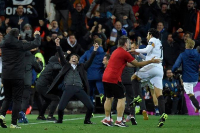 Marcelino celebra extasiado el pase a semifinales.-EL PERIÓDICO