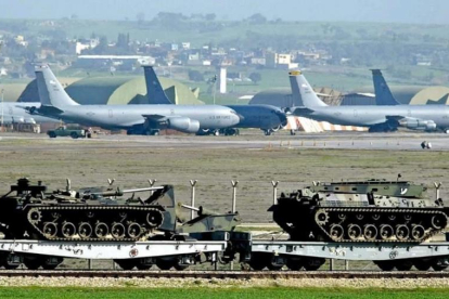 Aviones y tanques estadounidenses en la base militar de Incirlik, en Turquía.-EPA / BASRI BAS