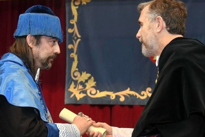 Garcia Sastre recibe el doctorado jonoris causa de manos del rector de la UBU, Manuel Pérez Mateos. ICAL